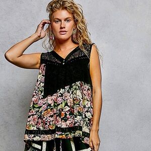 ❤️Hello Gorgeous! POL Lace Detail Floral V-Neck Tank - Black